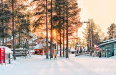 Paseo en moto y raquetas de nieve por Vikaköngäs + Aldea de Papá Noel