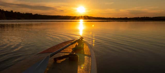 Paddle surf bajo el sol de medianoche