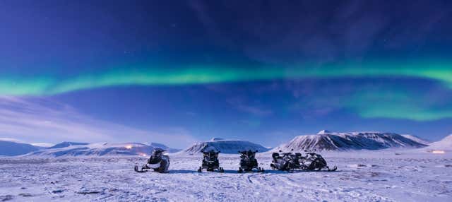 Paseo en trineo bajo la aurora boreal