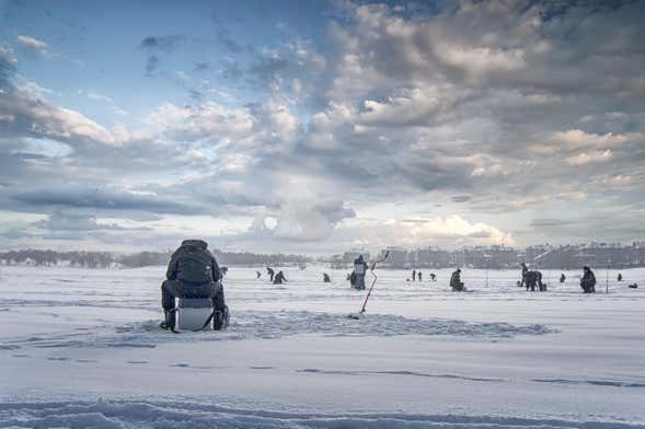 Pesca no gelo em Saariselkä