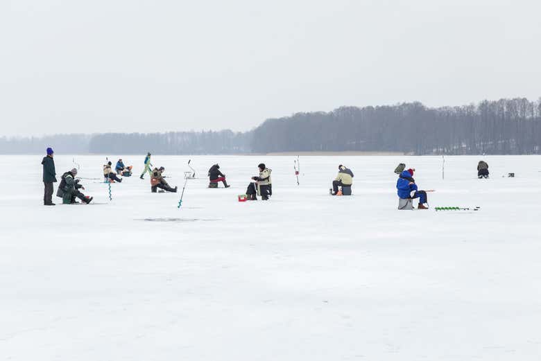 Personas pescando en el hielo