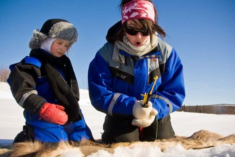 Aprendiendo a pescar en el hielo