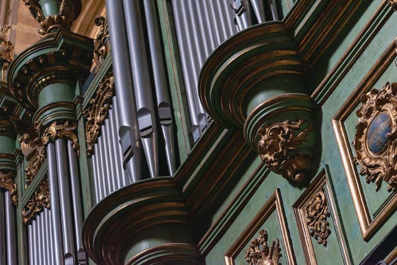 Detalhes de decoração do órgão da Catedral de Saint Sauveur: