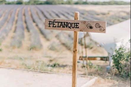 O campo também tem uma pista de petanca