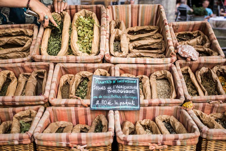 Um estabelecimento de ervas no Place Richelme