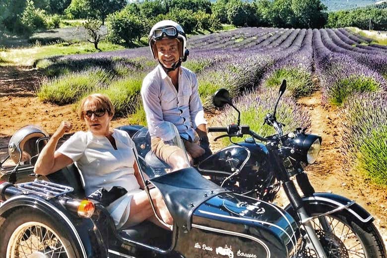 In posa di fronte ai campi di lavanda