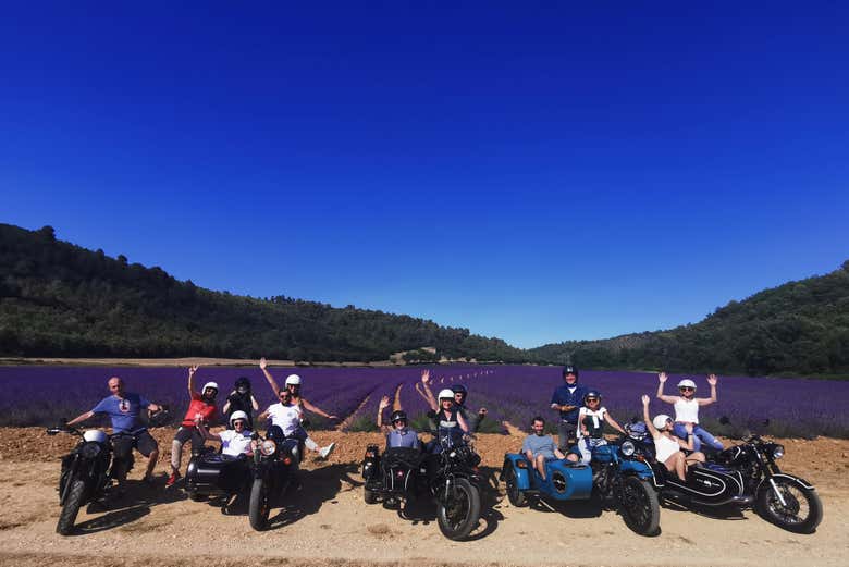 Foto de grupo junto a los campos de lavanda