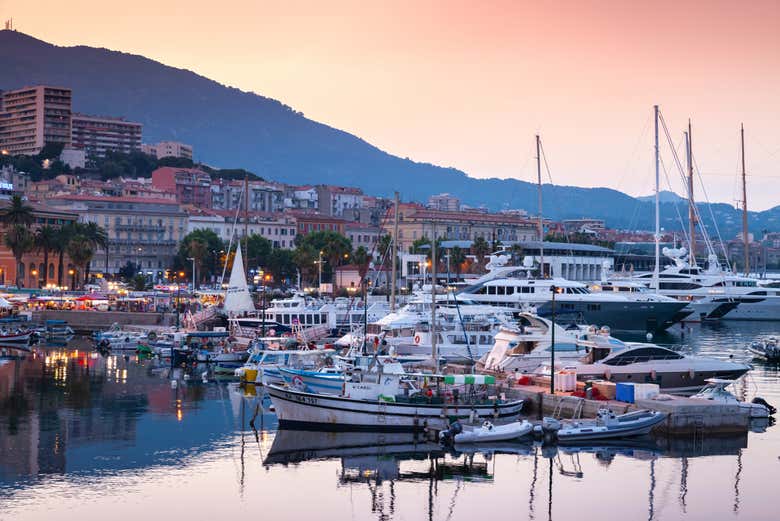 Porto di Ajaccio al tramonto