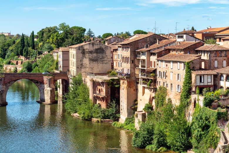 Vista di Albi vicino al fiume