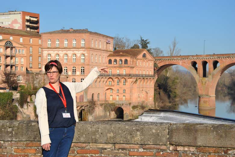 Guide explaining about the historic centre