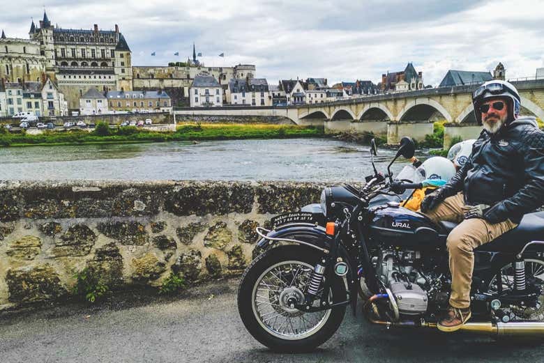 Passeando por Amboise de moto com sidecar