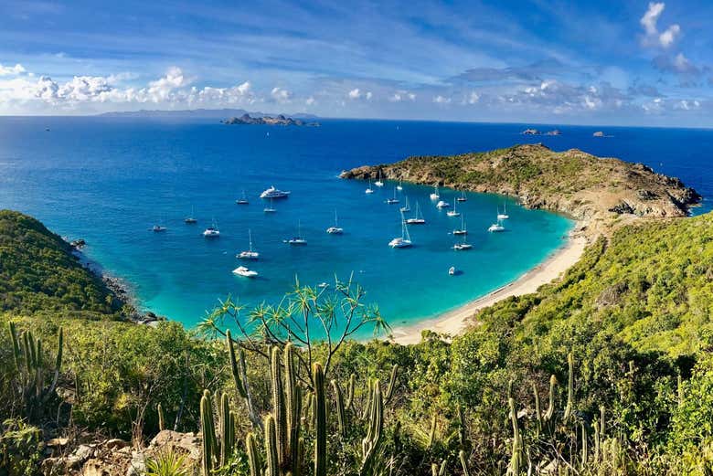 Plage de Colombier avec des bateaux à proximité