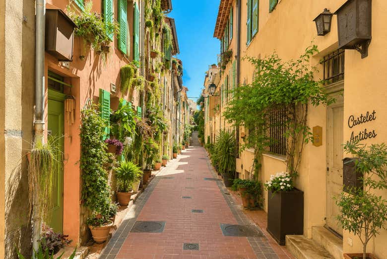 Una de las calles provenzales del centro de Antibes