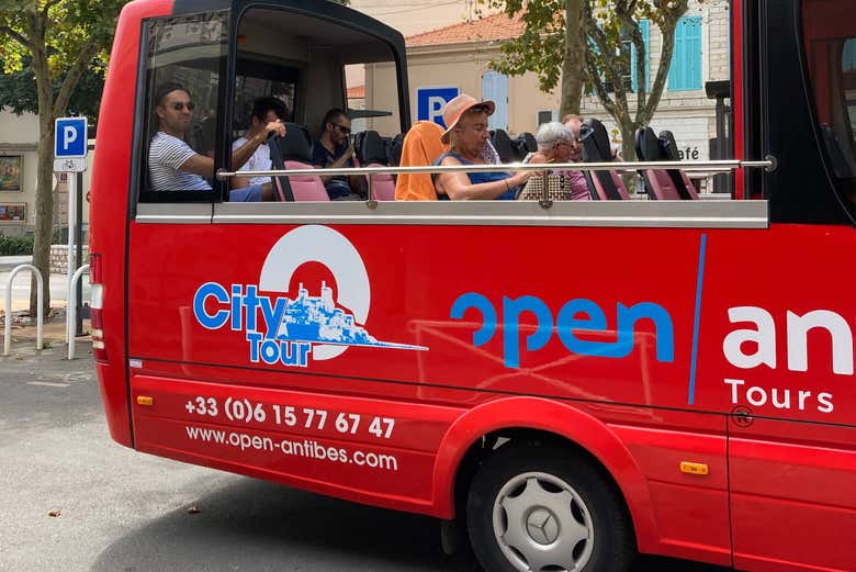 Percorreremos Antibes de ônibus turístico conversível