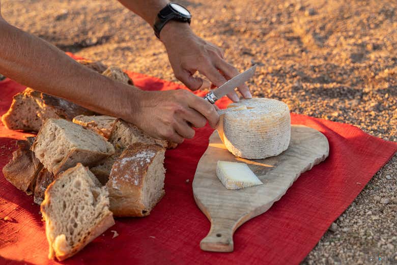 Cortando o pão e o queijo