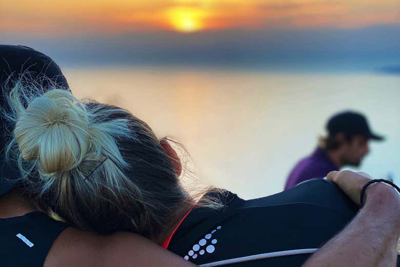 Um casal desfrutando do entardecer em Appietto