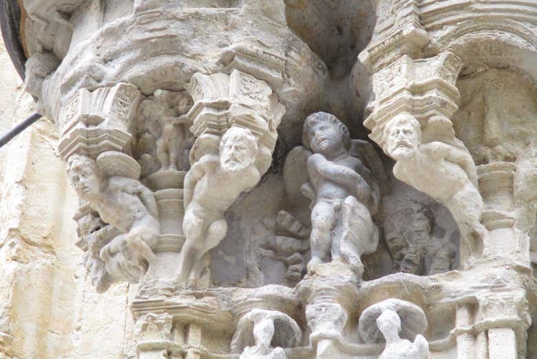 Detalle del pórtico de una catedral