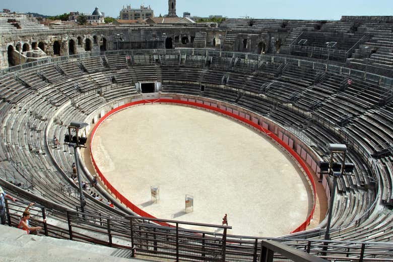 Interior del anfiteatro romano de Nîmes
