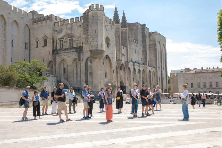 Nos detendremos frente al Palacio de los Papas de Aviñón