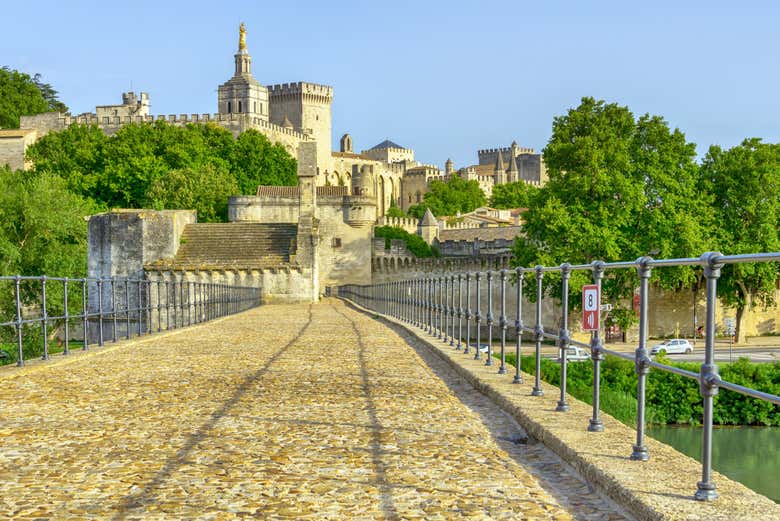 Traversez le célèbre pont d'Avignon !