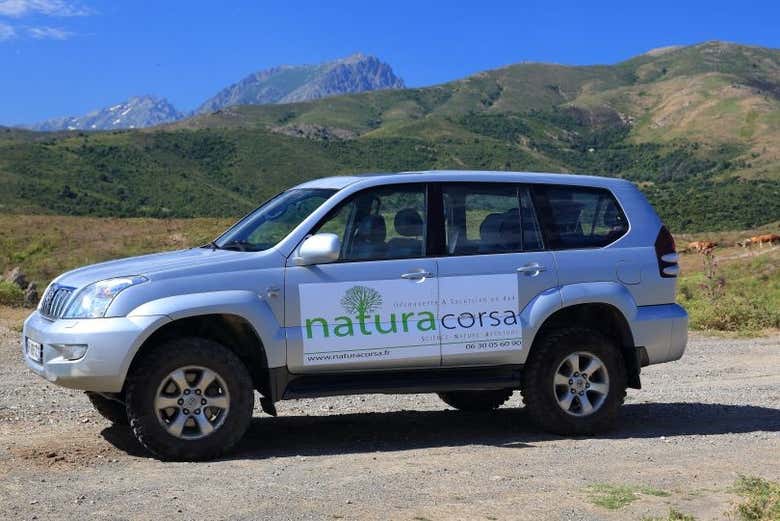 Atravessaremos o deserto de Agriates em um 4x4