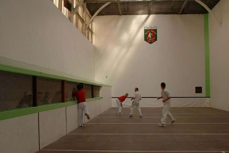 Visiteremo un campo da trinquet, un campo da pelota basco