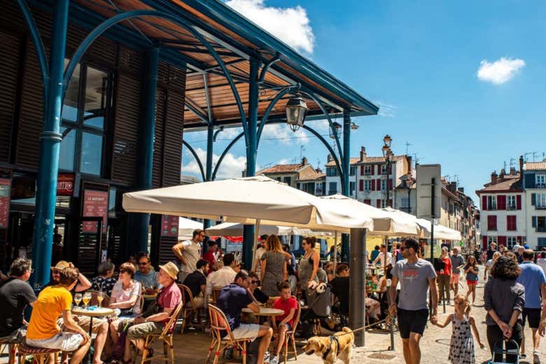 I tavolini accanto al mercato di Les Halles a Bayonne