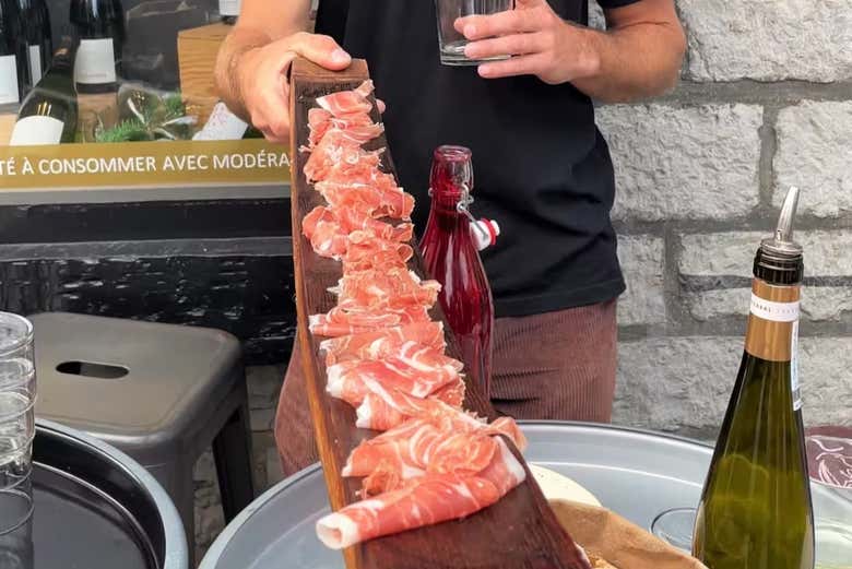 Goûtez à de la délicieuse charcuterie