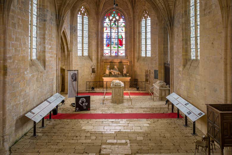 Admire the chapels with intricate sculptures within