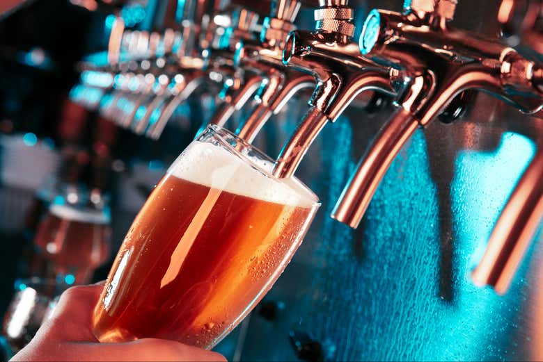 Rellenando un vaso de cerveza desde un grifo