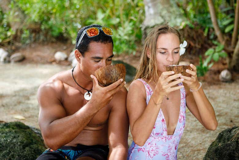 Bebendo a refrescante água de coco