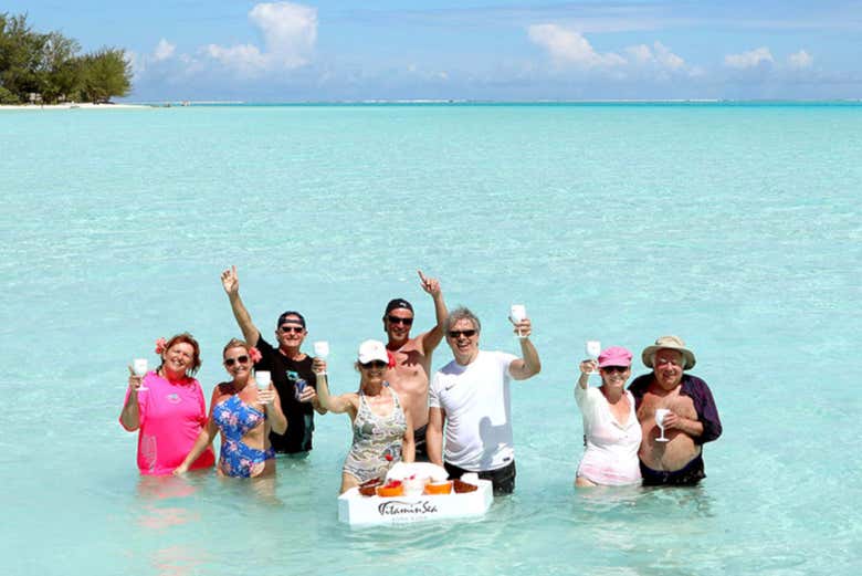 Trinquer dans les eaux turquoise de Bora-Bora