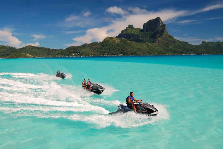 Siga o guia no jet ski