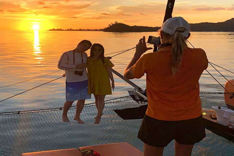 Durante o passeio de catamarã ao entardecer