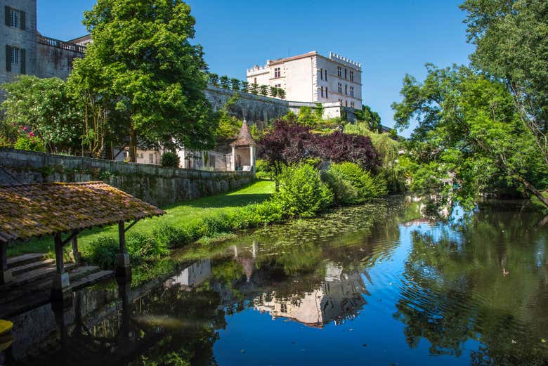 El castillo de Bourdeilles se ubica a orillas del río Dronne