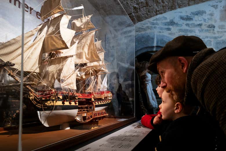 Viendo una de las maquetas