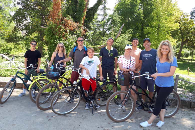 Groupe de personnes à côté de vélos