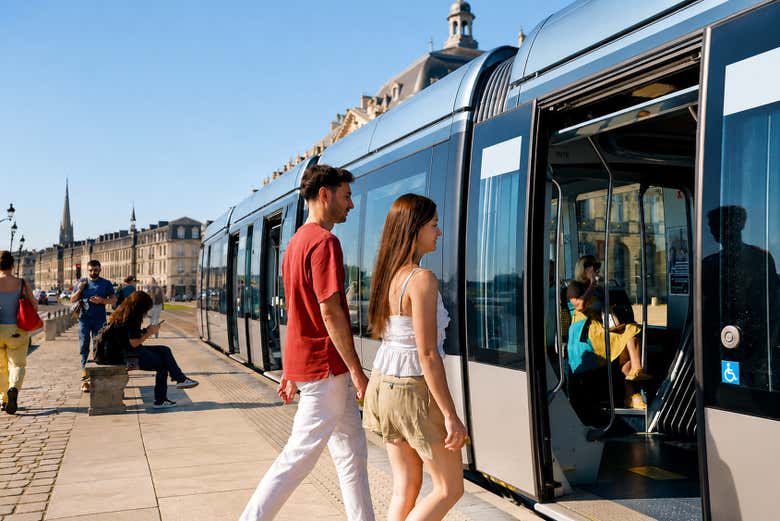 Entrée dans les tramways à Bordeaux
