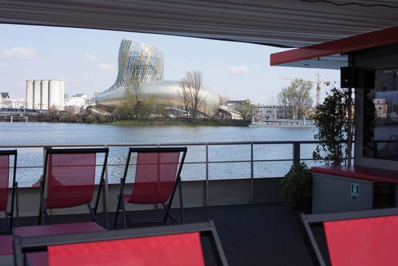 Cidade do Vinho vista do convés panorâmico do barco