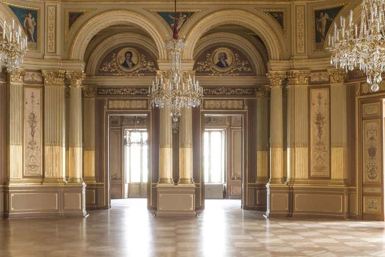 Conoceremos la decoración neoclásica del teatro