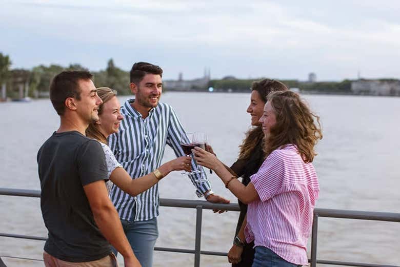 Disfrutando de un apéro, el típico aperitivo francés