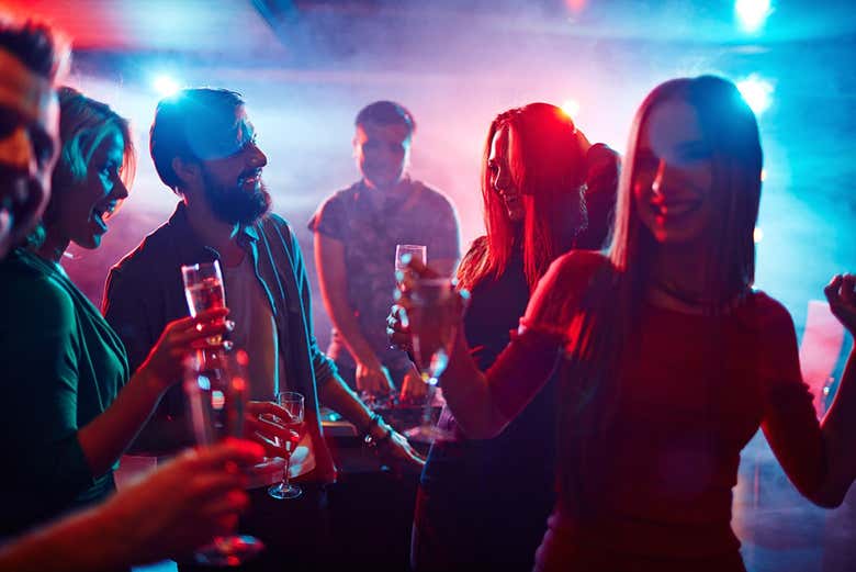 Disfrutando de una animada noche de fiesta en Burdeos