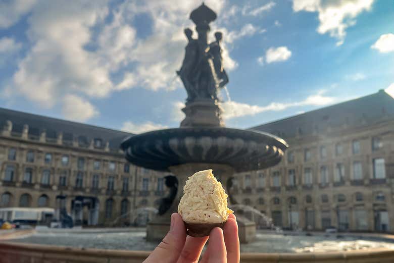 Frente a una histórico fuente en Burdeos