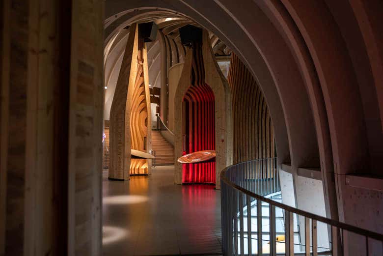 Interior de la Cité du Vin, la Ciudad del Vino de Burdeos