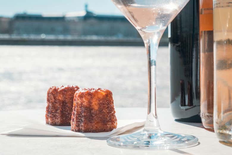 Verre de vin et canelé à bord des bateaux Croisières Burdigala