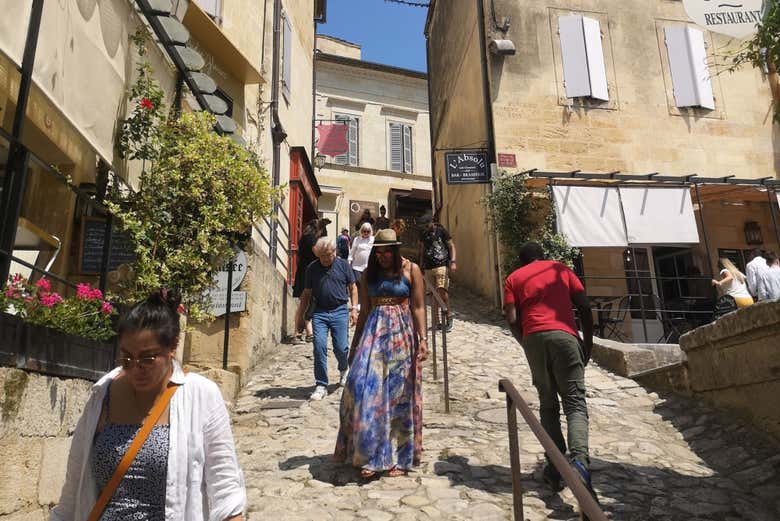 Touristes dans une ruelle de Saint-Émilion