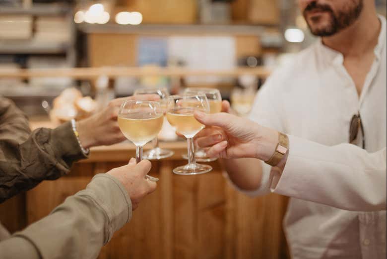 Brindando durante el tour gastronómico