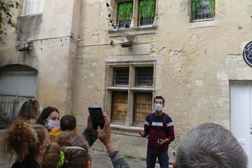 Le guide vous dévoilera les secrets de la ville