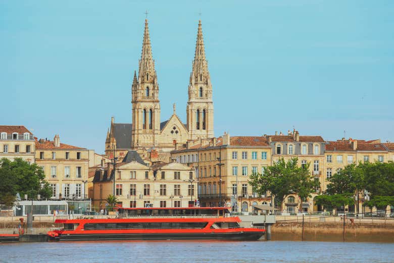 Stroll along the shores of the Garonne River