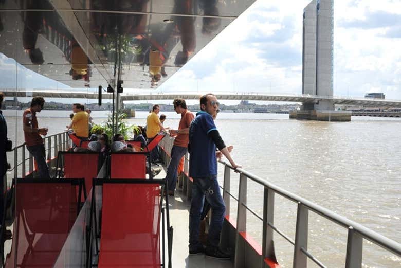 Desfrutando o passeio de barco pelo rio Garona